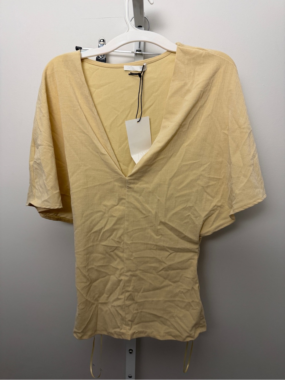 Zara Women’s V-Neck Short Sleeve Top in Pale Yellow size S NWT